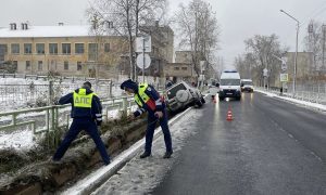Трагедия под Североуральском: лишенный удостоверения шофер разбился насмерть. Теги: Разбитый внедорожник, Машина ДПС