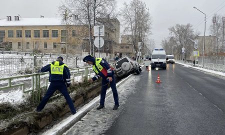 Трагедия под Североуральском: лишенный удостоверения шофер разбился насмерть. Теги: Разбитый внедорожник, Машина ДПС