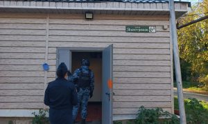 В Екатеринбурге приставы опечатали цех с мертвыми насекомыми и паутиной. Теги: Судебные приставы, опечатанная дверь, складское помещение