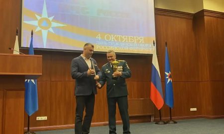 На заводе «КУЗОЦМ» назвали имя лучшего специалиста ГО на Среднем Урале. Теги: Награждение спасателей, Заводской цех, Почетная грамота