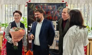 Серовский политехнический техникум объединил два праздника и наградил педагогов. Теги: Вручение наград, Преподаватель с цветами