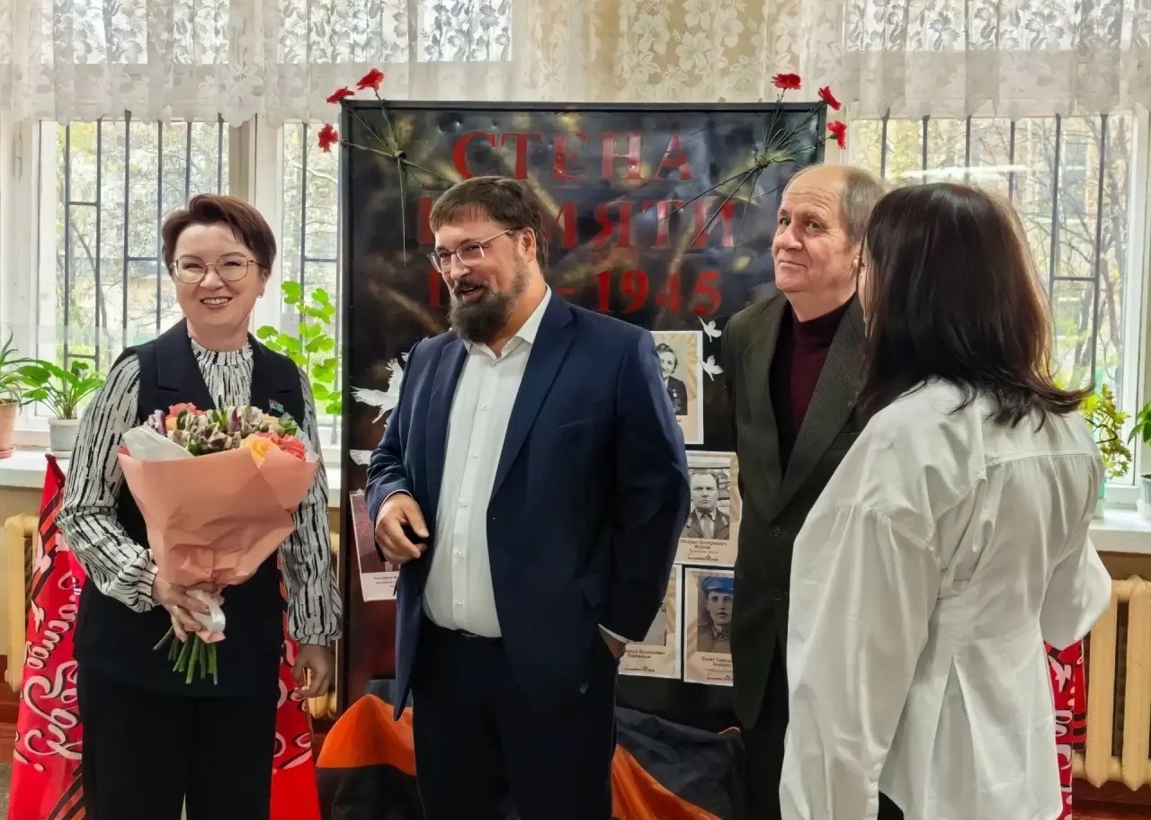 Серовский политехнический техникум объединил два праздника и наградил педагогов. Теги: Вручение наград, Преподаватель с цветами