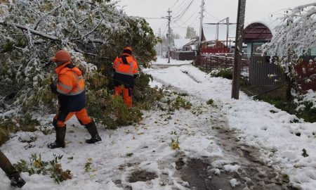 Нижний Тагил накрыл первый снегопад: дорожники перешли на экстренный график. Теги: Снегоуборочная машина, заснеженная дорога, ночной город