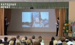 Уральский комбат с позывным «Директор» поздравил коллег из Лесного с передовой. Теги: военнослужащий с телефоном, школьный класс, видеосвязь