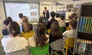 Школьникам в Серове объяснили границы свободы слова и законы об экстремизме. Теги: Школьный класс, Лекция подросткам