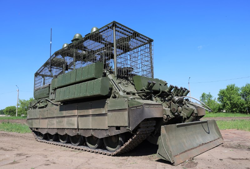 Уралвагонзавод отправил на фронт неуязвимый эвакуатор танков БРЭМ-80. Теги: Тяжелая бронетехника, танковый завод, военный эвакуатор