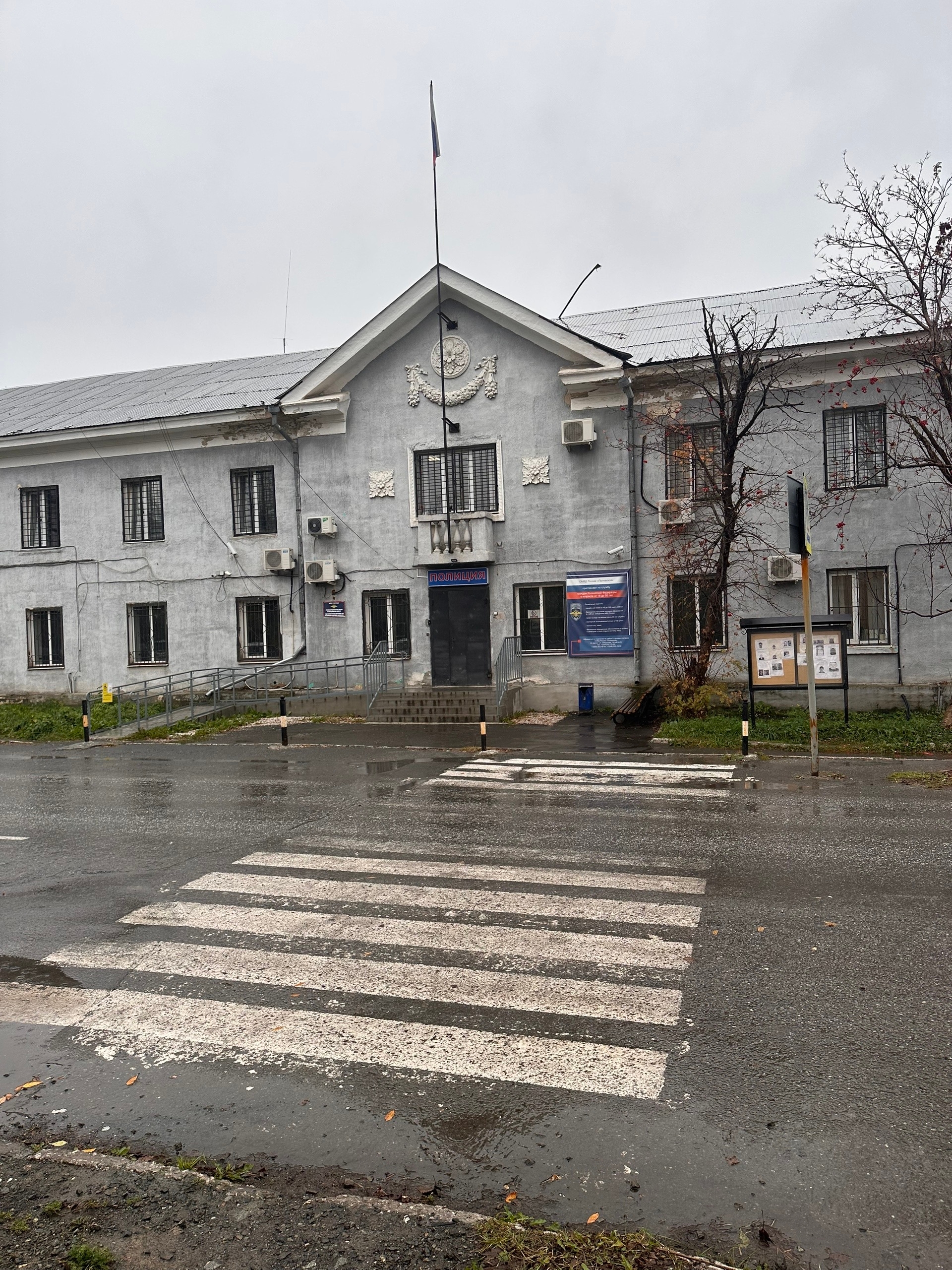 Полиция Полевского объявила выплаты за сдачу незарегистрированного арсенала. Теги: Оружие на столе, Полицейский участок, Патроны