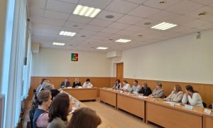 Первоуральск пересмотрит доходы заводчан и кадровую политику. Теги: деловые переговоры, рабочие завода, администрация города
