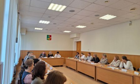 Первоуральск пересмотрит доходы заводчан и кадровую политику. Теги: деловые переговоры, рабочие завода, администрация города