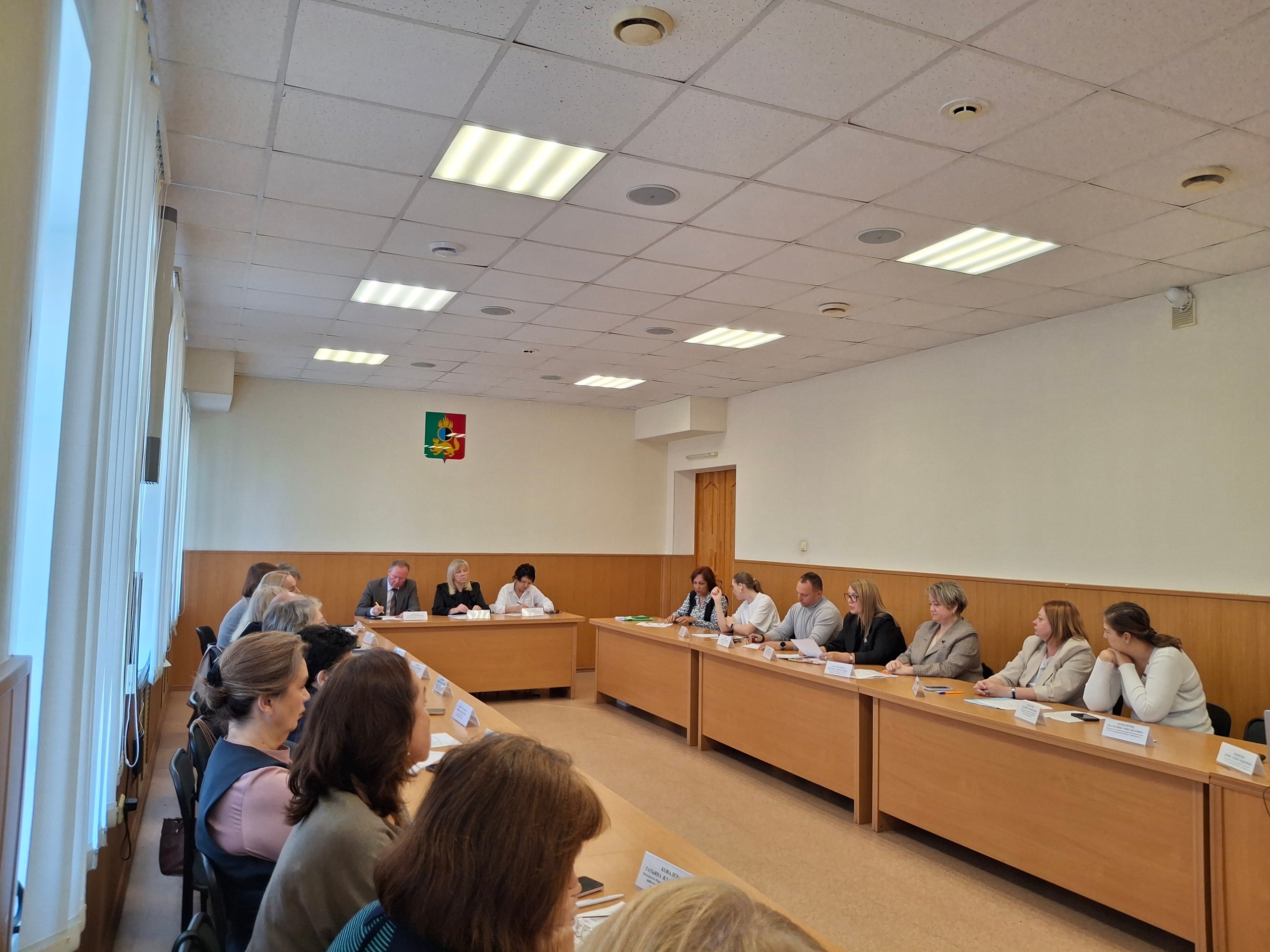 Первоуральск пересмотрит доходы заводчан и кадровую политику. Теги: деловые переговоры, рабочие завода, администрация города