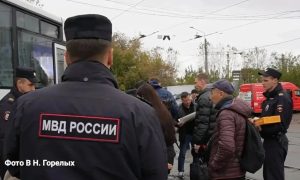 Свердловская полиция массово выдворяет мигрантов после рейдов на Уралмаше. Теги: Полицейский рейд, Проверка документов мигрантов, Патрульный автобус