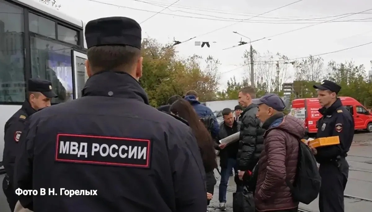 Свердловская полиция массово выдворяет мигрантов после рейдов на Уралмаше. Теги: Полицейский рейд, Проверка документов мигрантов, Патрульный автобус