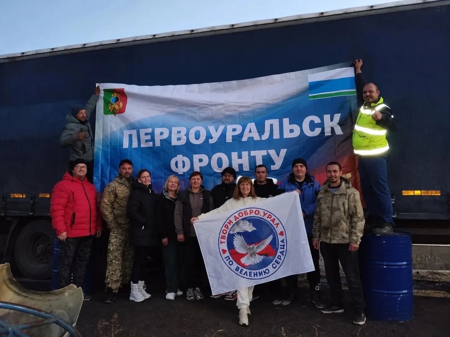 В Первоуральске собрали тонны помощи для СВО к юбилею ключевого фонда. Теги: коробки с помощью, погрузка гуманитарного груза