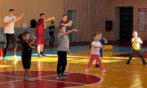 Первоуральск отметил День отца семейными стартами в Доме спорта. Теги: Спортивная эстафета, семья в спортзале
