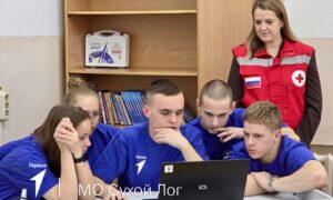 Юные уральцы борются за финал турнира по навыкам спасения людей. Теги: Оказание первой помощи, подростки за компьютером