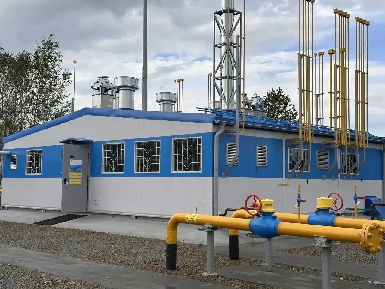Денис Паслер раскрыл объем новых траншей на догазификацию Среднего Урала. Теги: Газопровод, укладка труб, рабочий в каске