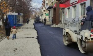 Нижний Тагил обновляет забытую на 13 лет дорогу: Пинаев назвал сроки. Теги: Ремонт дороги, Укладка асфальта, Дорожная техника