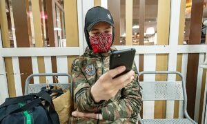 Мэрия Екатеринбурга предостерегла школьников от опасного заработка в сети. Теги: смартфон в руках, переписка в мессенджере