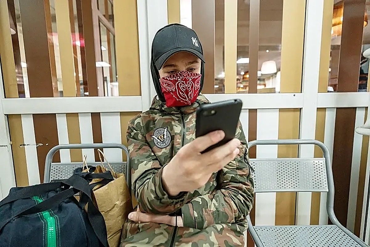 Мэрия Екатеринбурга предостерегла школьников от опасного заработка в сети. Теги: смартфон в руках, переписка в мессенджере