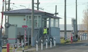 В Серове перекроют два переезда: на одном из них нет путей объезда. Теги: железнодорожный переезд, ремонт дороги