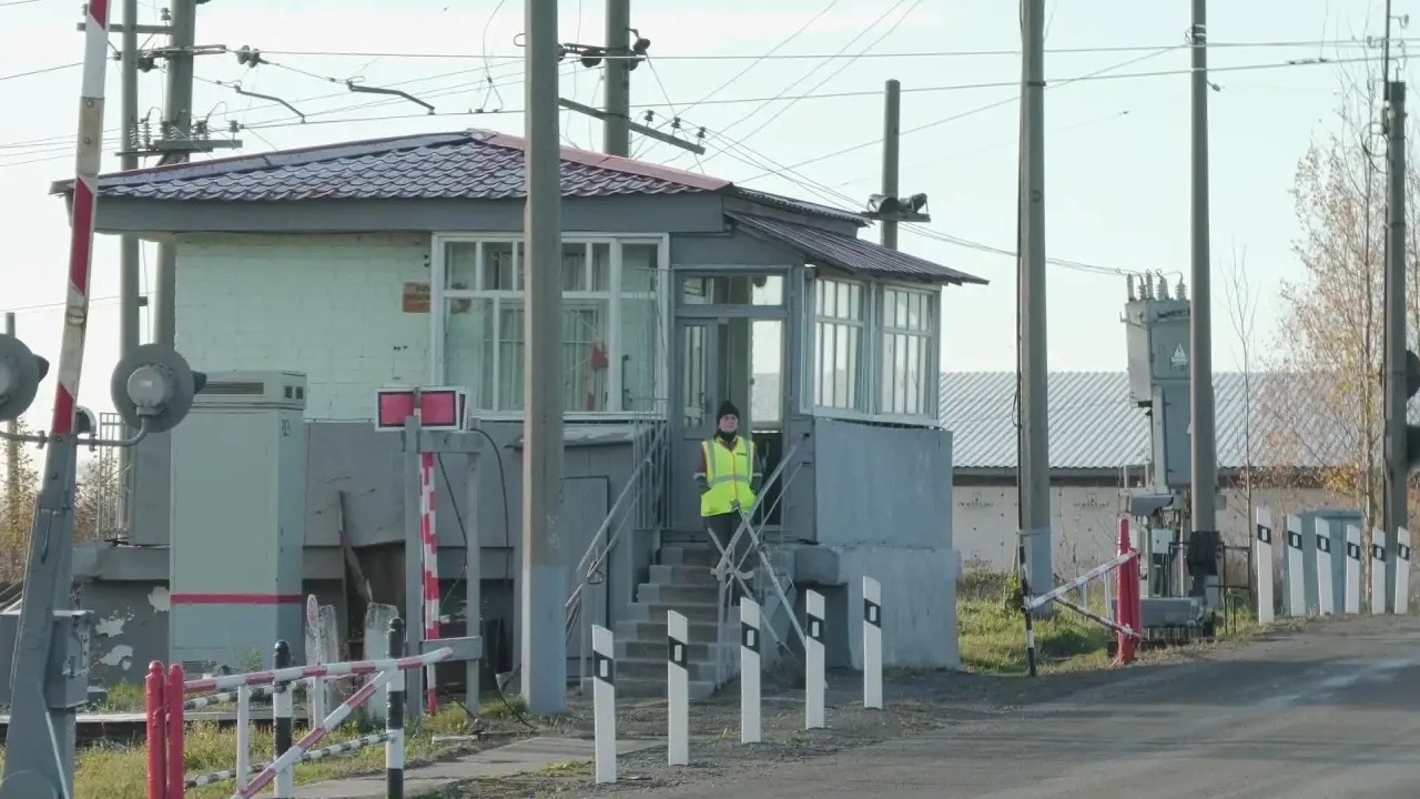 В Серове перекроют два переезда: на одном из них нет путей объезда. Теги: железнодорожный переезд, ремонт дороги