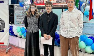 Студенты из Первоуральска покорили жюри фестиваля «Отчизна»: серебро и бронза. Теги: Выступление на сцене, награждение победителей, гитарист