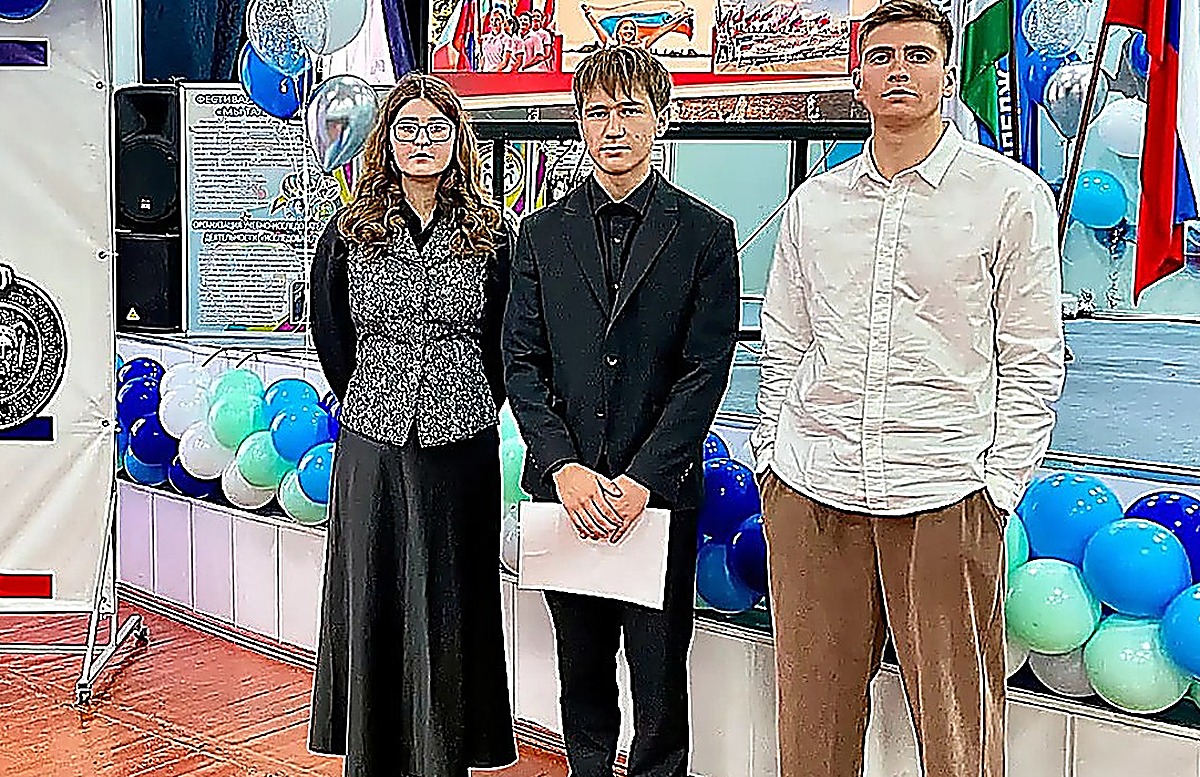Студенты из Первоуральска покорили жюри фестиваля «Отчизна»: серебро и бронза. Теги: Выступление на сцене, награждение победителей, гитарист