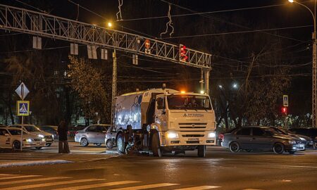 В Екатеринбурге внезапные проверки ДЭУ выявили первые сбои в графике. Теги: снегоуборочная техника, дорожные рабочие