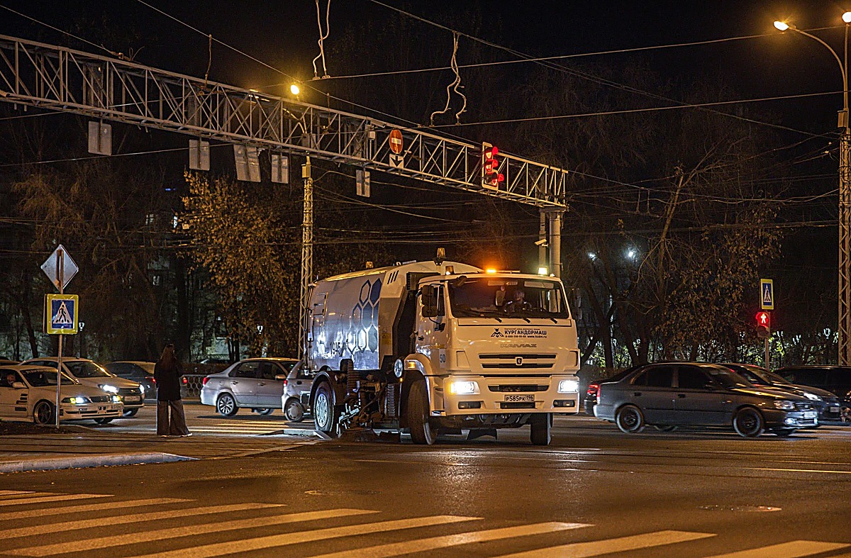 В Екатеринбурге внезапные проверки ДЭУ выявили первые сбои в графике. Теги: снегоуборочная техника, дорожные рабочие