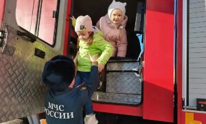 Нижнетуринские спасатели пустили воспитанников детсада в закрытую диспетчерскую. Теги: пожарная часть, пожарная машина, дети и спасатели
