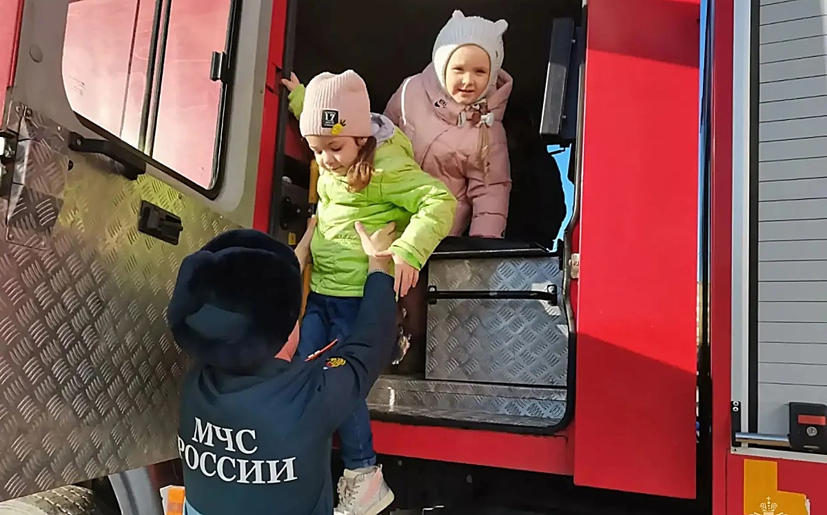 Нижнетуринские спасатели пустили воспитанников детсада в закрытую диспетчерскую. Теги: пожарная часть, пожарная машина, дети и спасатели