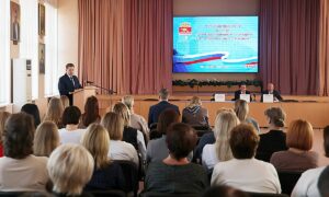 В Каменске-Уральском областные власти проверили антикоррупционные стандарты чиновников. Теги: деловой семинар, конференц-зал, чиновники совещание