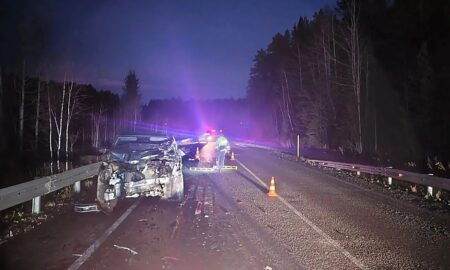 Трагедия на трассе под Шалей: погибли люди при лобовом ударе двух иномарок. Теги: разбитые автомобили, карета скорой помощи, экипаж ДПС