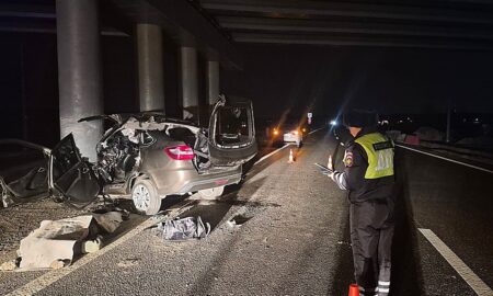 Трасса Екатеринбург — Тюмень: водитель Lada Granta погиб после удара об опору. Теги: разбитый автомобиль, машина ДПС, ночная трасса