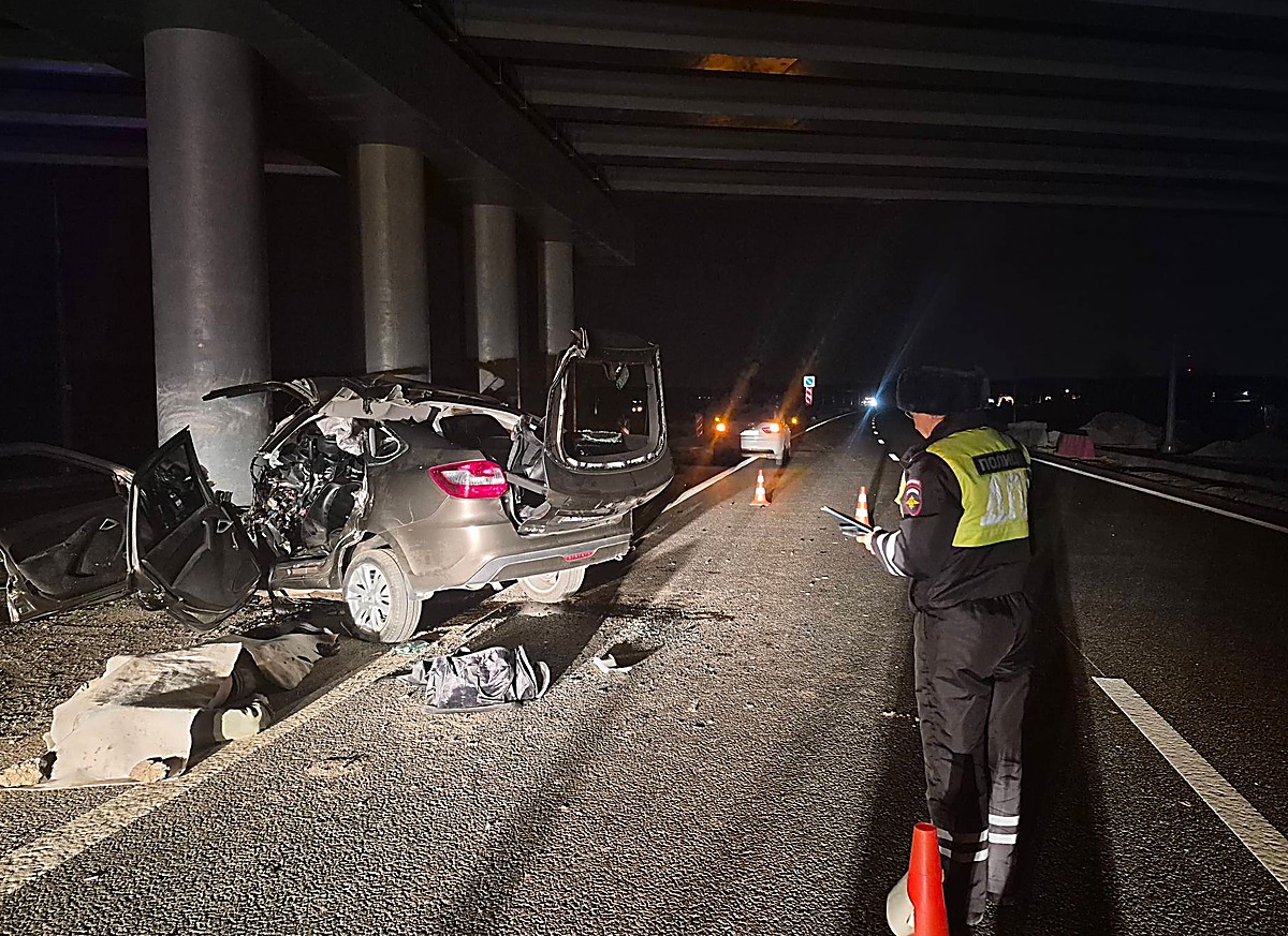 Трасса Екатеринбург — Тюмень: водитель Lada Granta погиб после удара об опору. Теги: разбитый автомобиль, машина ДПС, ночная трасса