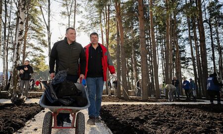 Уральский госпиталь ветеранов войн окружили новым зеленым пространством. Теги: посадка газона, субботник грабли, благоустройство аллеи