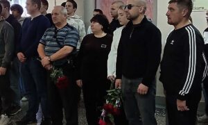 Полевской простился с героем: в стенах ПМТ увековечили имя бойца СВО. Теги: Мемориальная доска, Возложение цветов, Торжественная линейка