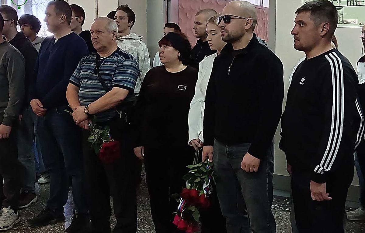 Полевской простился с героем: в стенах ПМТ увековечили имя бойца СВО. Теги: Мемориальная доска, Возложение цветов, Торжественная линейка