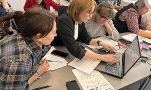 Школа № 1 в Ревде нашла способ освободить учителей от рутины с помощью нейросетей. Теги: Школьный класс, Учитель у доски, Ноутбук на уроке