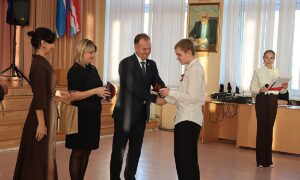 Каменск-Уральский встретил новых граждан: подросткам вручили удостоверения. Теги: вручение паспорта, подростки на сцене, торжественное собрание