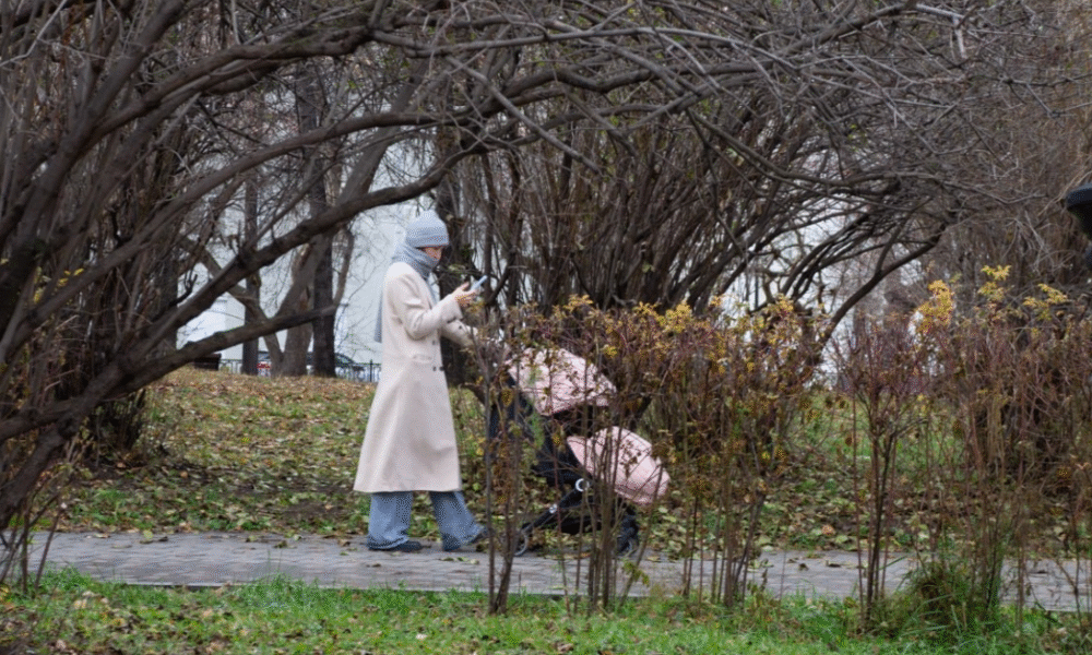 Женщина в парке Екатеринбург