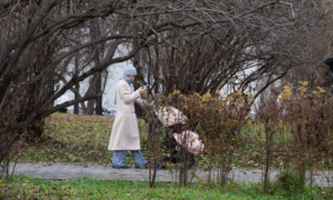 Женщина в парке Екатеринбург