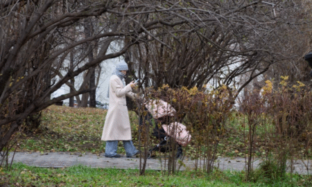 Женщина в парке Екатеринбург