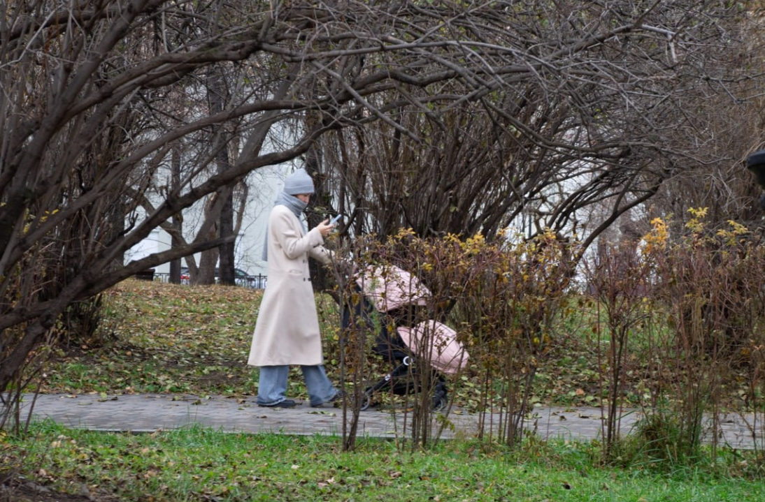 Женщина в парке Екатеринбург