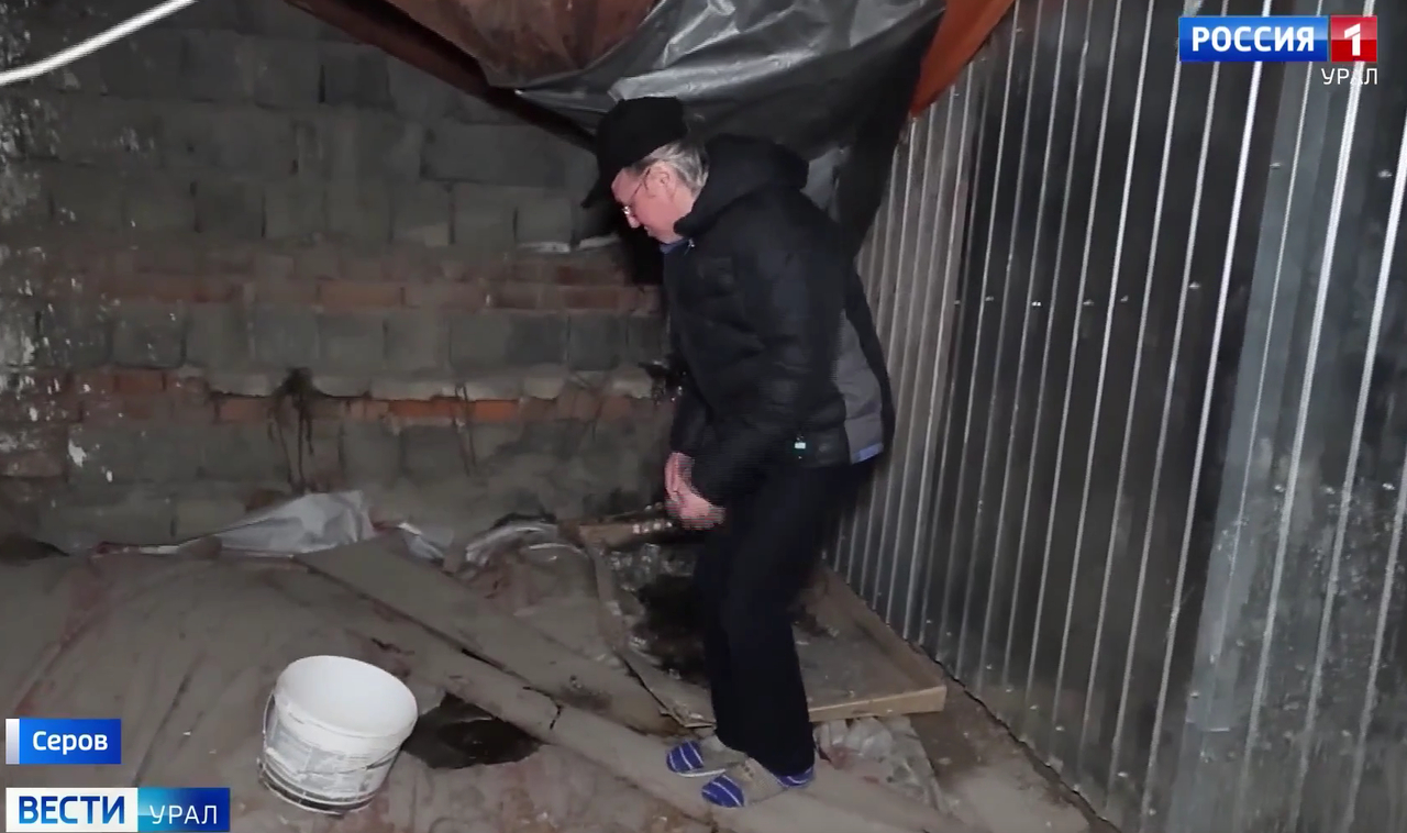 Житель Серова Александр Печорин показывает качество капитального ремонта крыши дома.